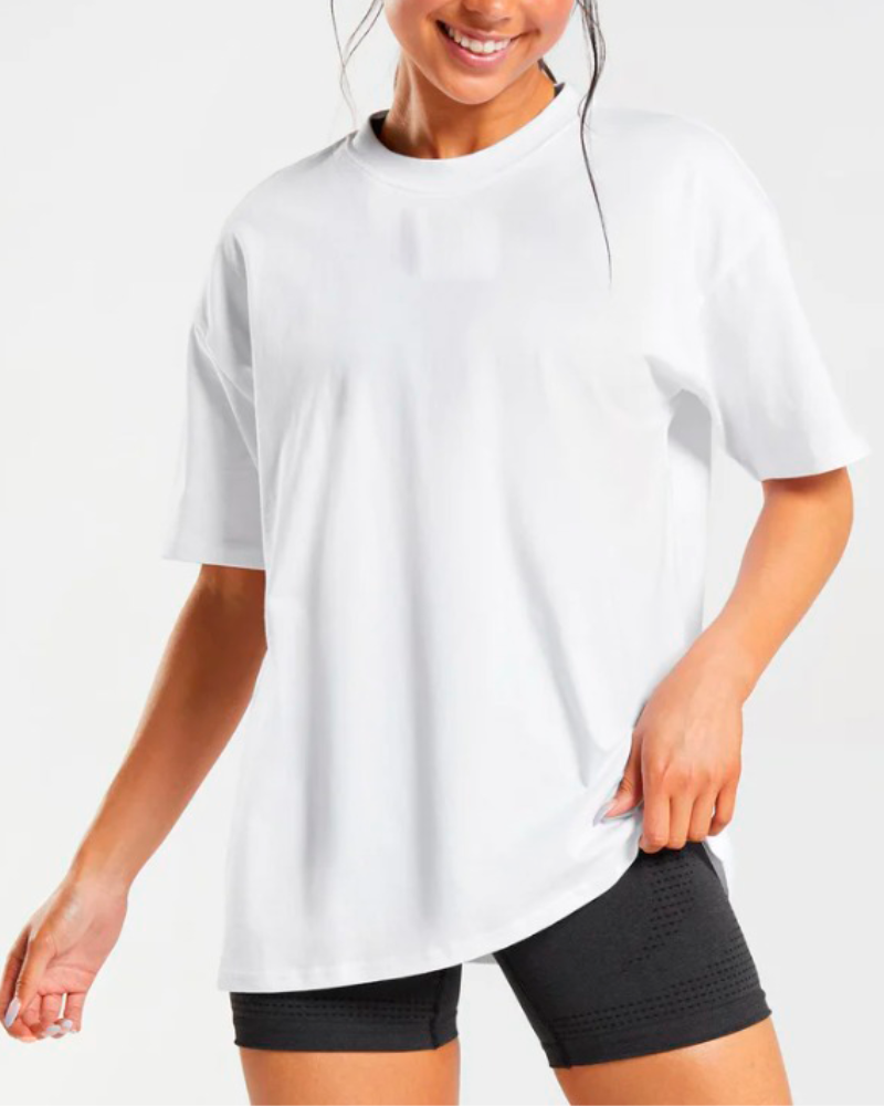 Chica con polo blanco sale